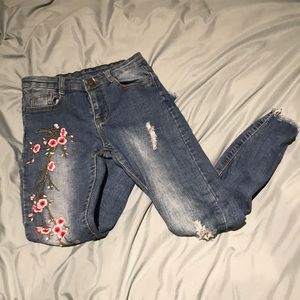 EMBROIDERED MID-RISE SKINNY JEANS